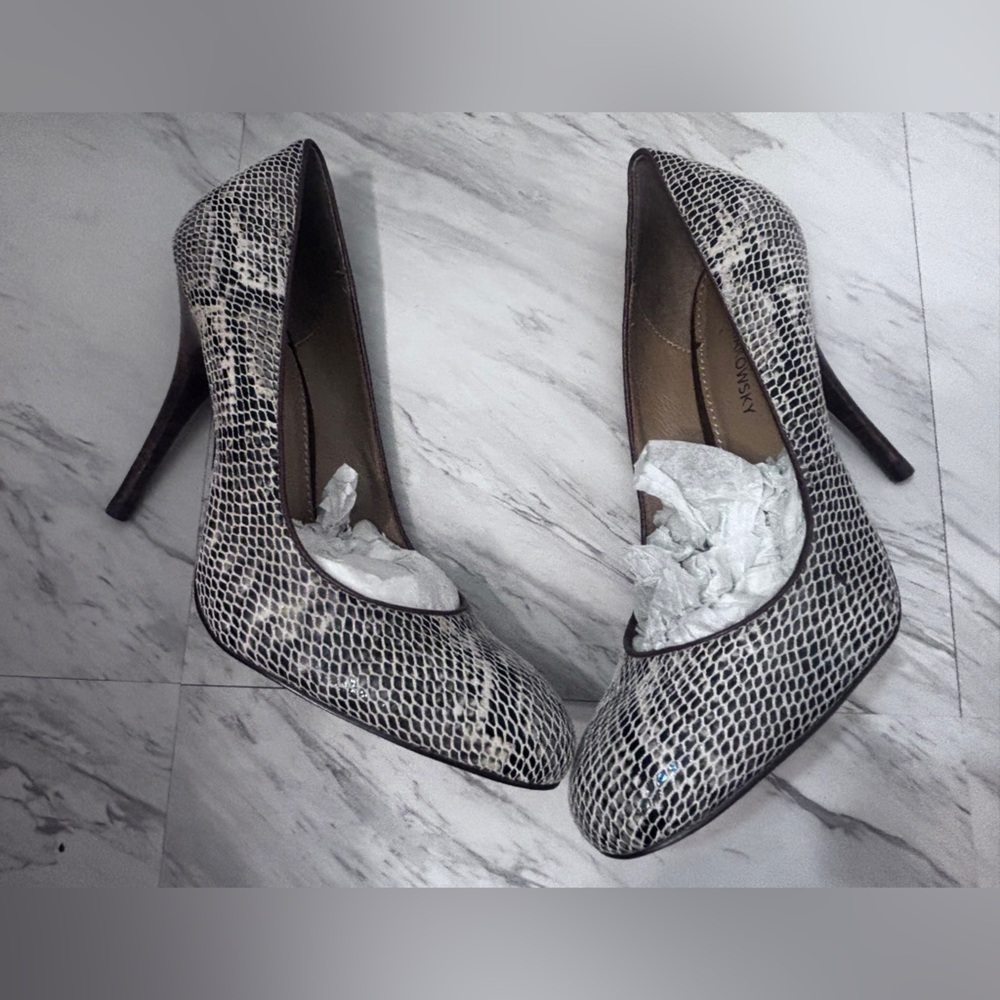 B. Makowsky Black and White Snakeskin Heels Size: 9M w box